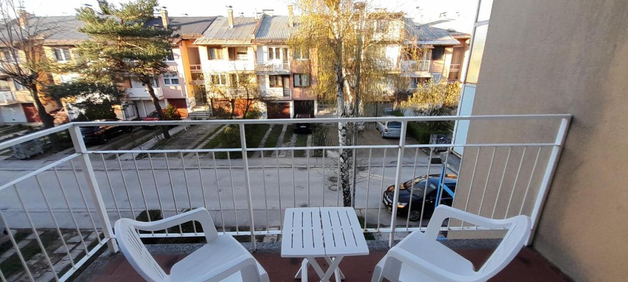 Cozy And Sunny Apartment Near The Airport SJJ Exterior photo