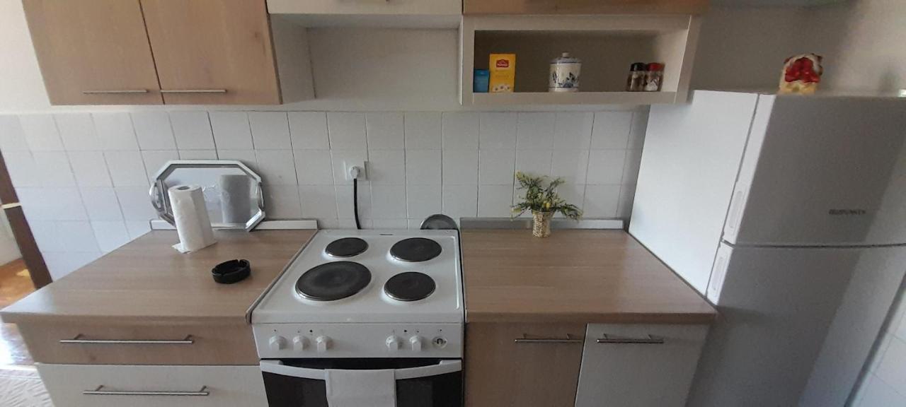 Cozy And Sunny Apartment Near The Airport SJJ Exterior photo